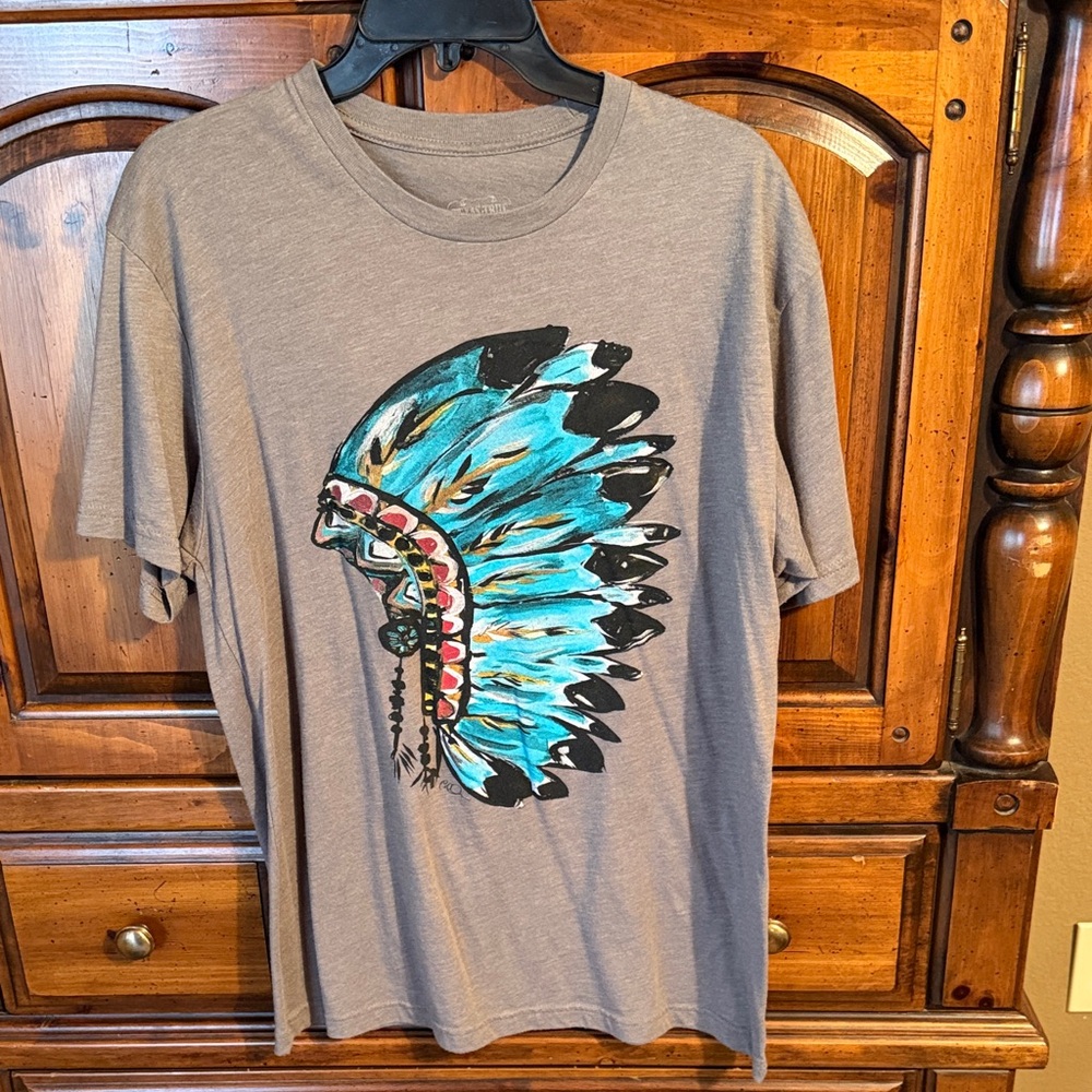 Grey Short-Sleeve Graphic Tee with Turquoise Feather Headdress